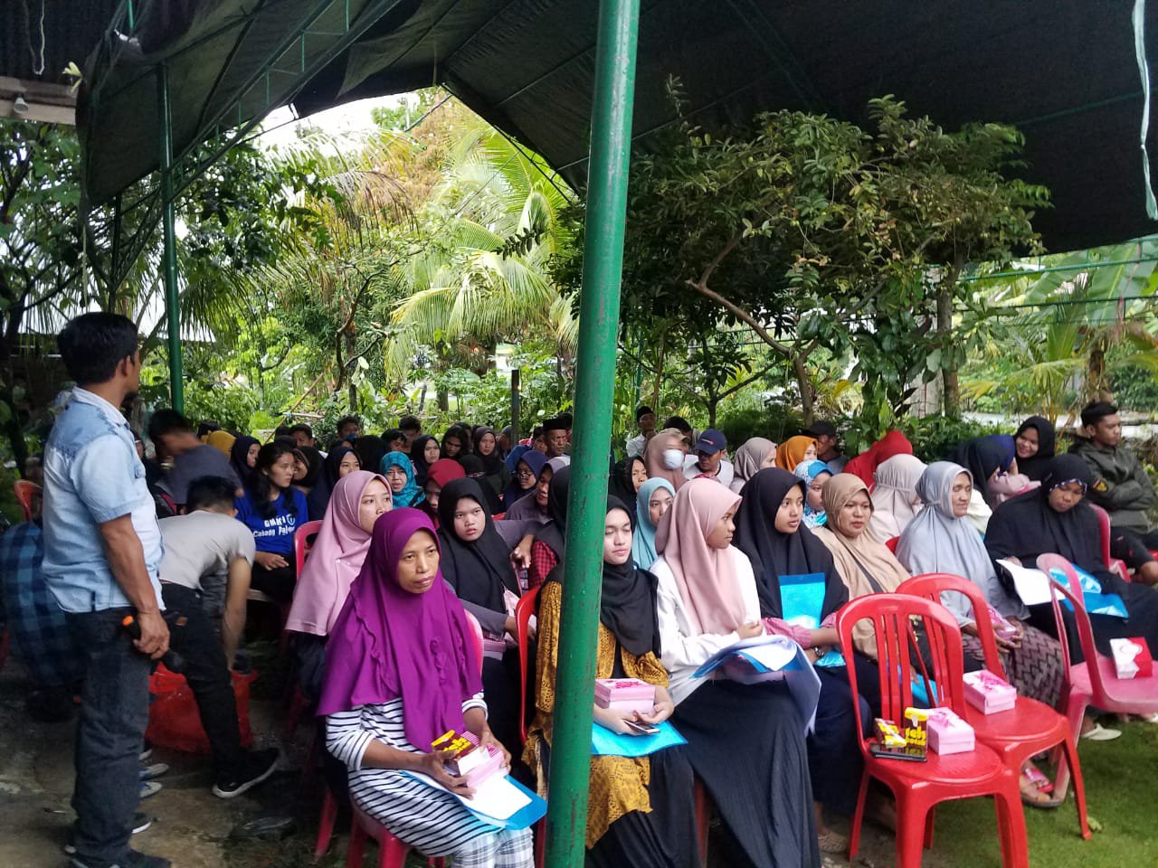 Masyarakat saat menghadiri sosialisasi perda Angg.Dprd Provinsi Rakhmat Kasjim (Foto/Ist) 