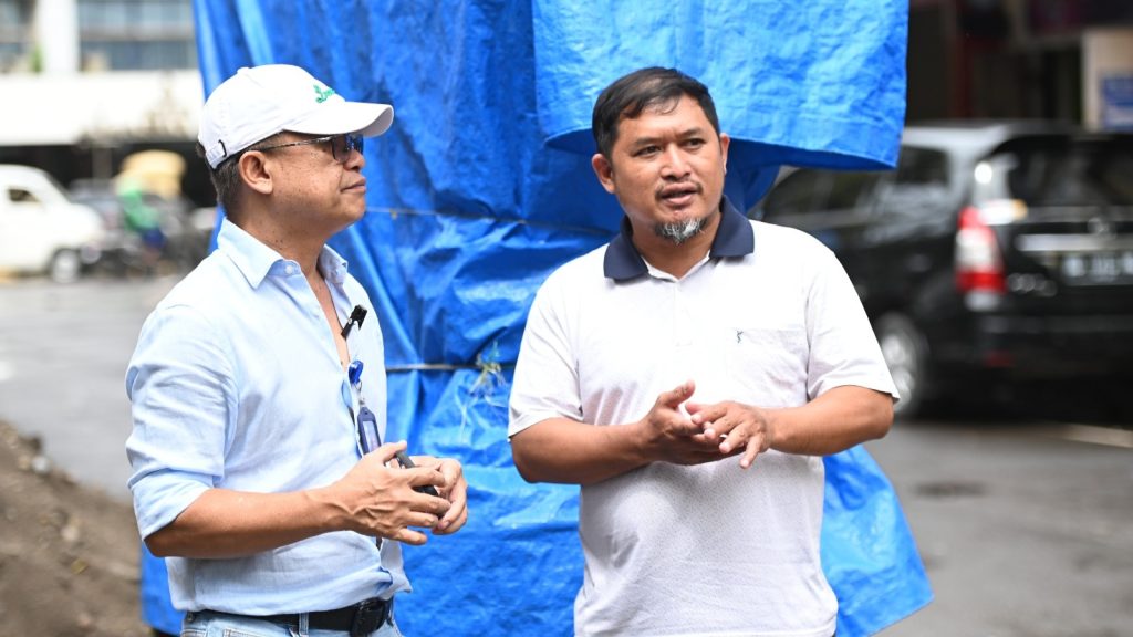 Direktur Utama PDAM Makassar (kiri) Beni Iskandar