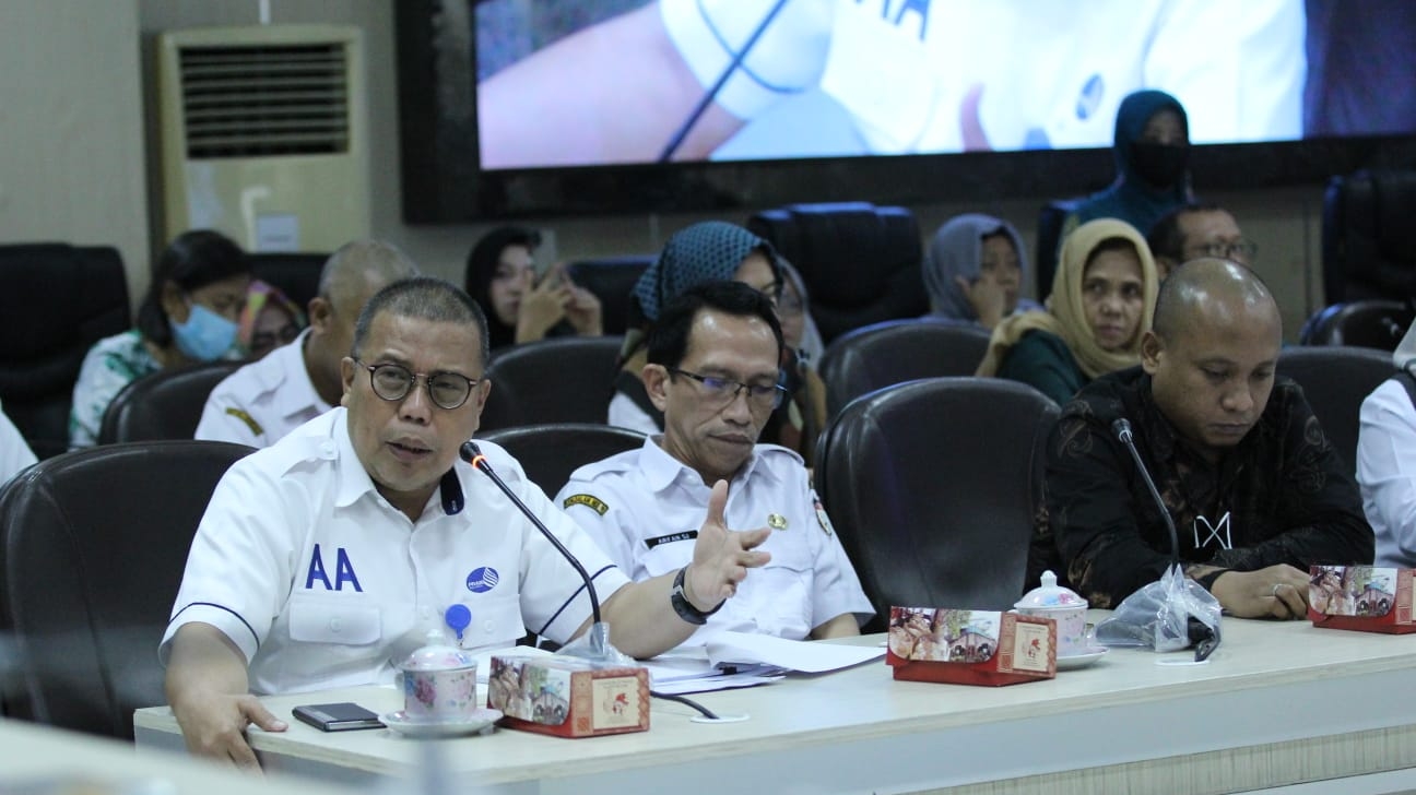Direktur Tehnik PDAM Makassar, (kiri depan) H. Asdar Ali