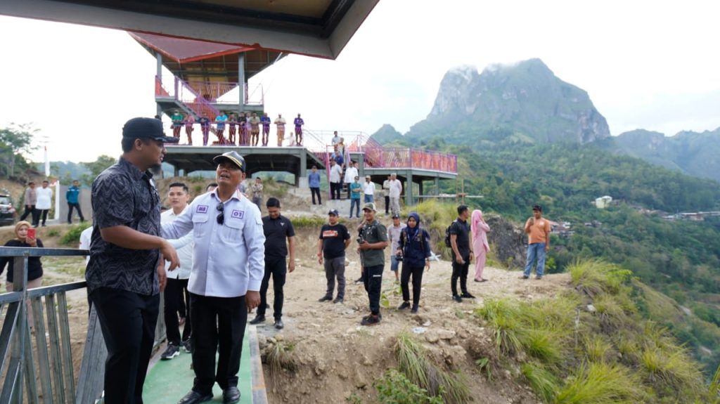 Gubernur Sulawesi Selatan Andi Sudirman Sulaiman saat meninjau Kawasan Emas Andalan 360° di Kecamatan Anggareja, Kabupaten Enrekangpada, Jumat (24/2/2023).