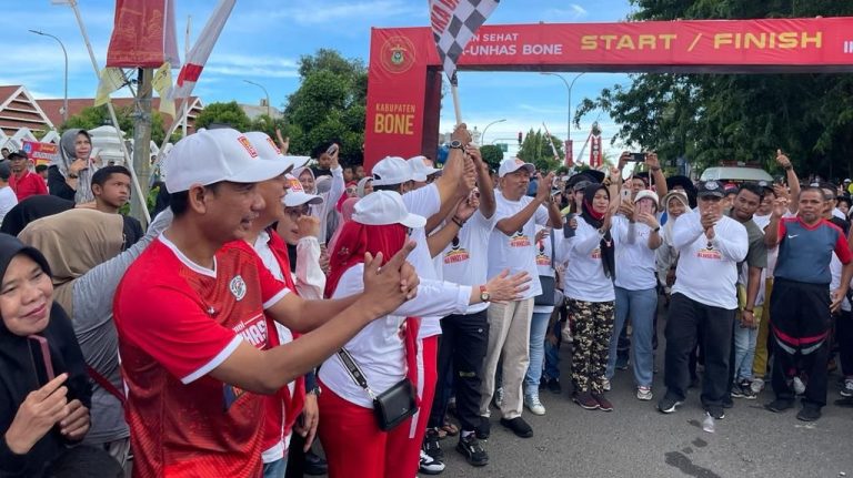 Ketua Dprd Makassar Rudianto Lallo Saat Mengikuti Jalan Sehat Ika Unhas Di Kabupaten Bone