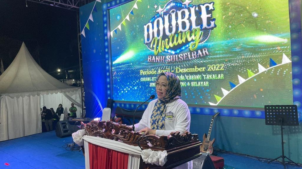 Direktur Pemasaran & Syariah Bank Sulselbar , Hj. Rosmala Arifin saat Road Show Event program Double Untung di Lapangan Pemuda, kabupaten Bulukumba