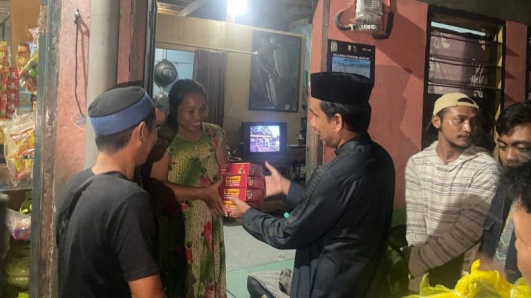 Ketua DPRD Makassar Rudianto Lallo membagikan ratusan paket makanan kemasyarakat dengan door to door, Selasa (26/3/2023) dini hari