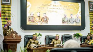 Gubernur Sulsel, Andi Sudirman Sulaiman saat menghadiri Rapat Paripurna 762 Tahun Kabupaten Soppeng di Kantor DPRD Soppeng, Selasa (21/3/2023).
