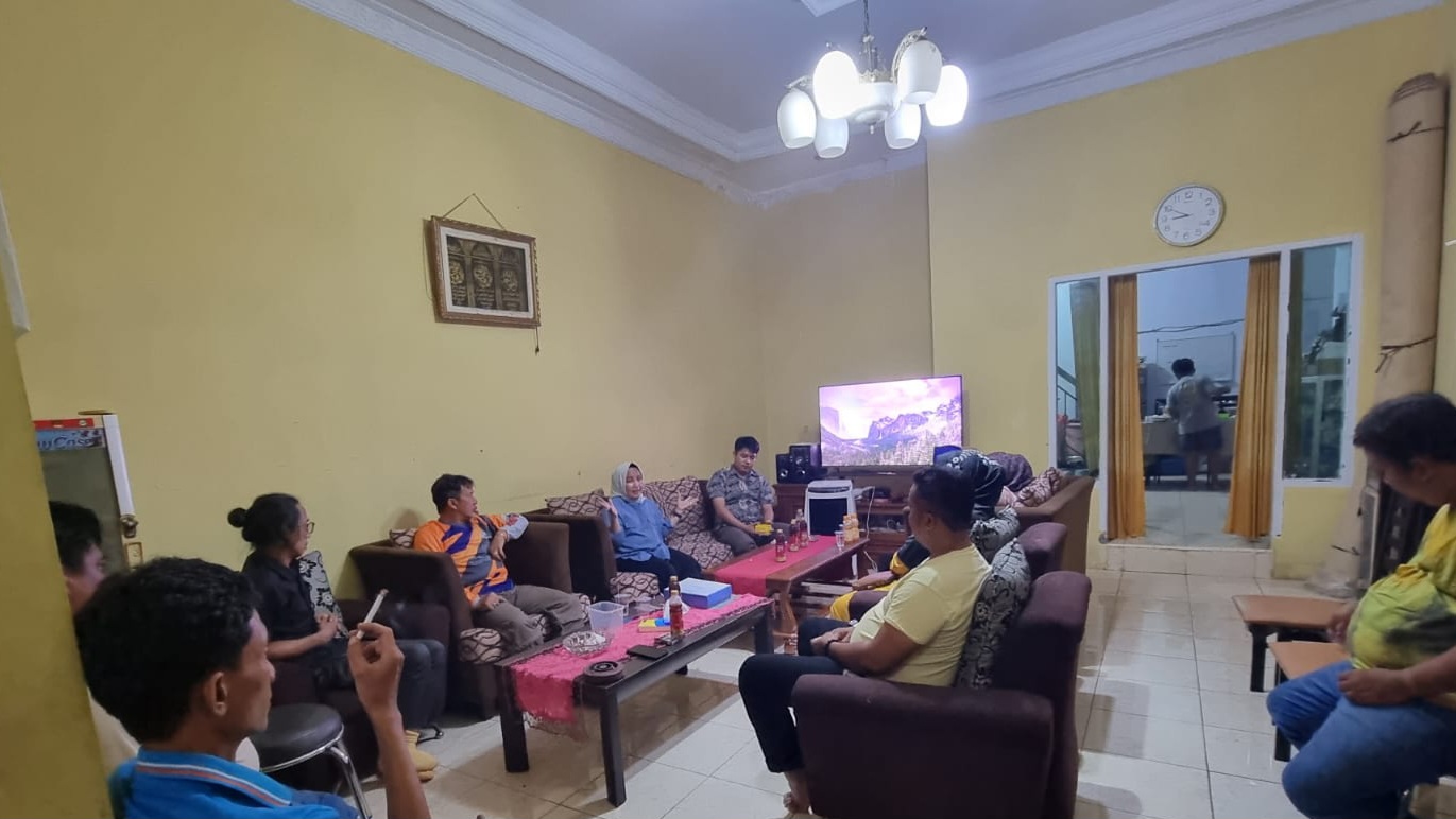 Caleg Dprd Makassar, Warni Saharuddin Saat Menggelar Pertemuan Bersama Tim Pemenangan Di Kediaman Pribadinya, Minasa Upa, Makassar, Selasa (4/7/2023) Malam